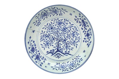 Lot 529 - A LARGE CHINESE BLUE AND WHITE CHARGER
