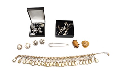 Lot 31 - A GROUP OF COSTUME JEWELLERY