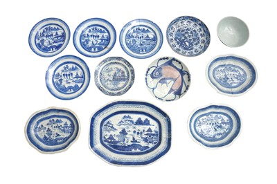 Lot 286 - A GROUP OF CHINESE EXPORT BLUE AND WHITE PORCELAIN