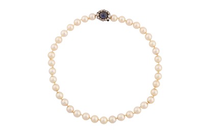 Lot 37 - A SINGLE STRAND PEARL NECKLACE