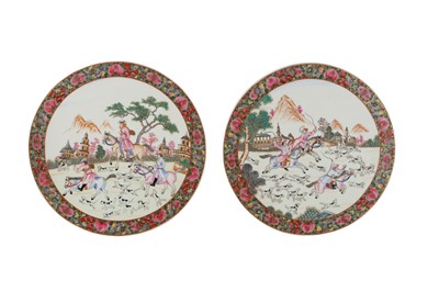 Lot 285 - A PAIR OF CHINESE FAMILLE-ROSE CIRCULAR PLAQUES, 20TH CENTURY