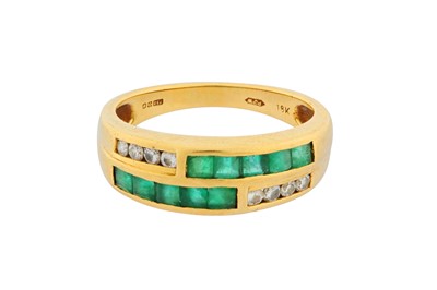 Lot 397 - AN EMERALD AND DIAMOND RING