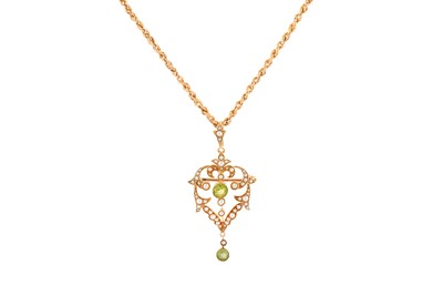 Lot 54 - A PERIDOT AND SEED PEARL PENDANT NECKLACE
