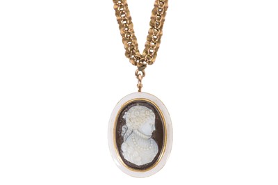 Lot 25 - A HARDSTONE CAMEO PENDANT NECKLACE