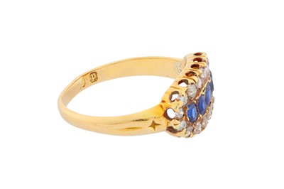Lot 285 - A SAPPHIRE AND DIAMOND RING