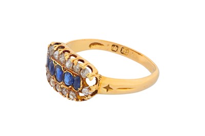 Lot 285 - A SAPPHIRE AND DIAMOND RING