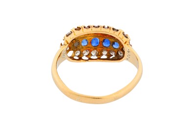Lot 285 - A SAPPHIRE AND DIAMOND RING
