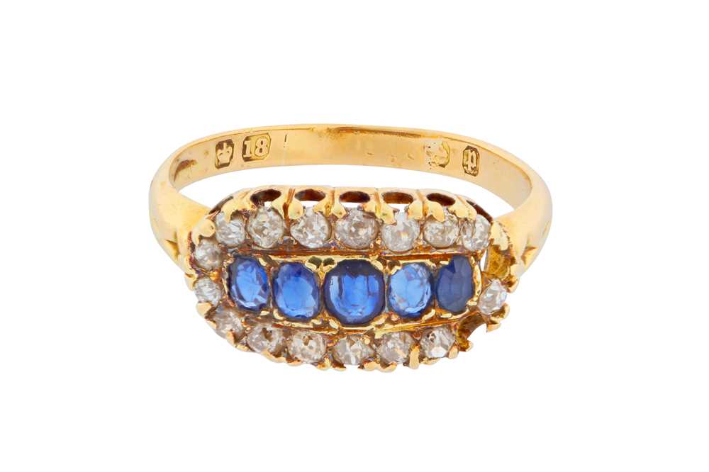 Lot 285 - A SAPPHIRE AND DIAMOND RING