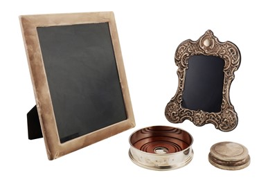 Lot 124 - An Elizabeth II sterling silver photograph frame, Sheffield 1990