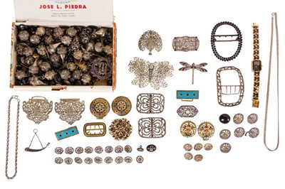 Lot 34 - A GROUP OF SILVER AND COSTUME JEWELLERY