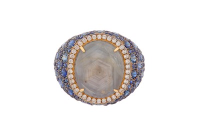 Lot 139 - A SAPPHIRE AND DIAMOND RING