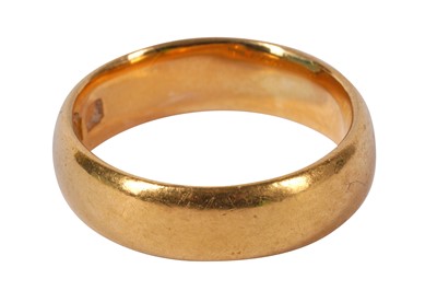 Lot 5 - A 22CT YELLOW GOLD BAND, CIRCA 1924