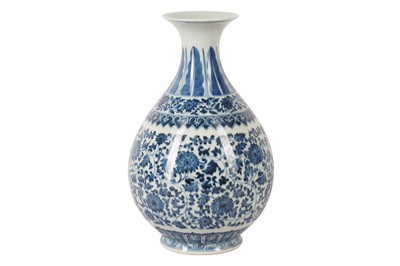 Lot 287 - A CHINESE BLUE AND WHITE PEAR-SHAPED VASE