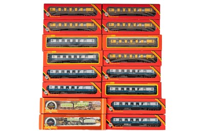 Lot 177 - A GROUP OF HORNBY OO GAUGE PULLMAN COACHES PLUS TWO LNER LOCOMOTIVES