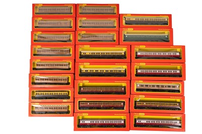 Lot 178 - A GROUP OF OO GAUGE HORNBY AND TRIANG HORNBY COACHES