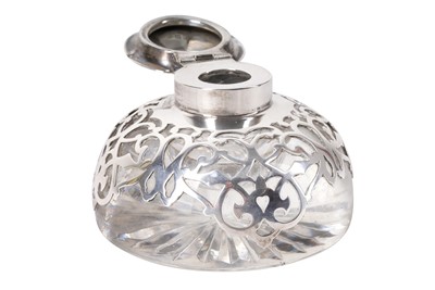 Lot 104 - AN EDWARDIAN SILVER-MOUNTED GLASS INKWELL