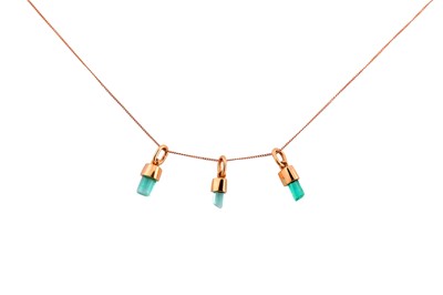 Lot 125 - AN EMERALD CRYSTAL PENDANT NECKLACE