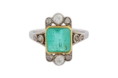 Lot 61 - AN EMERALD AND DIAMOND RING