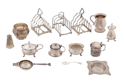 Lot 246 - A mixed group of sterling silver