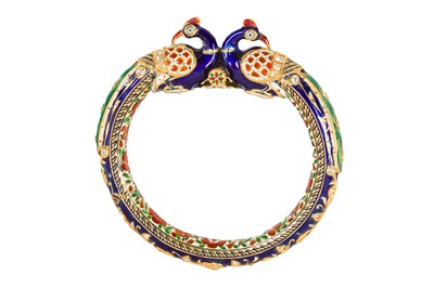 Lot 48 - A GILT AND POLYCHROME-ENAMELLED HINGED BANGLE WITH PEACOCKS