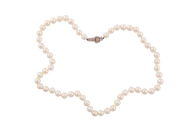 Lot 73 - A SINGLE STRAND PEARL NECKLACE