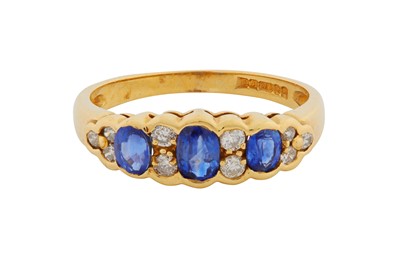 Lot 45 - A SAPPHIRE AND DIAMOND RING