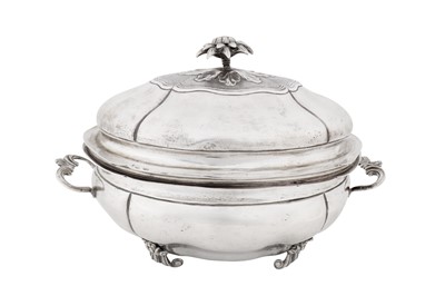 Lot 364 - A Charles III late 18th century Spanish silver soup tureen, Salamanca circa 1780, by Fernández Clemente, assayer Juan Ignacio Montero (active 1759-81)