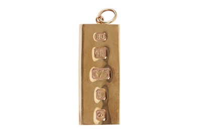 Lot 53 - A 9CT YELLOW GOLD INGOT PENDANT, CIRCA 1978