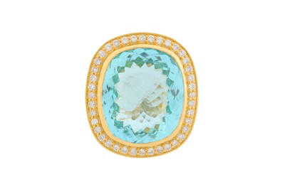 Lot 124 - AN AQUAMARINE AND DIAMOND CLUSTER RING