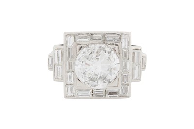 Lot 79 - A DIAMOND DRESS RING