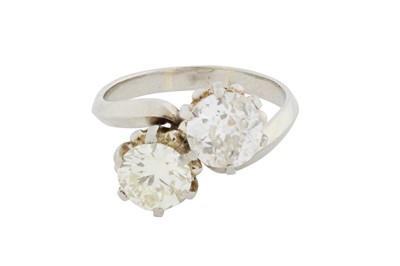 Lot 81 - A DIAMOND CROSSOVER RING