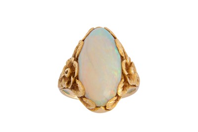 Lot 30 - AN OPAL RING