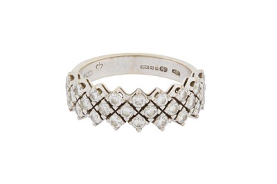 Lot 264 - A DIAMOND DRESS RING