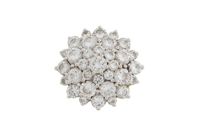 Lot 290 - A DIAMOND CLUSTER RING