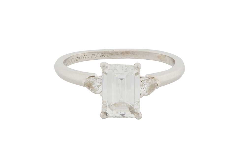 303 - VAN CLEEF & ARPELS Ι A THREE-STONE DIAMOND RING