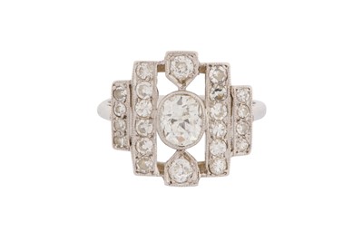 Lot 67 - AN ART DECO DIAMOND RING