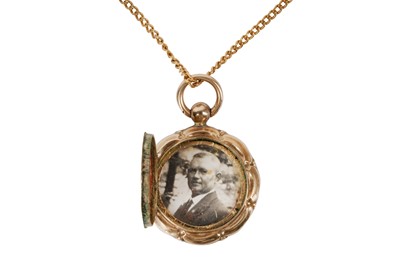 Lot 17 - A LOCKET PENDANT NECKLACE