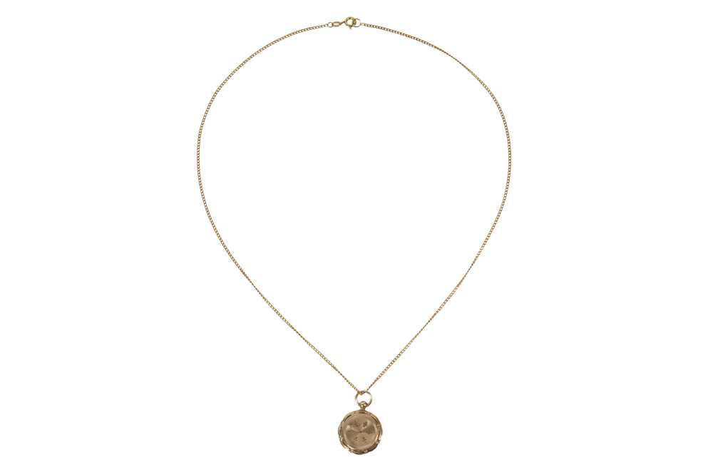 Lot 17 - A LOCKET PENDANT NECKLACE