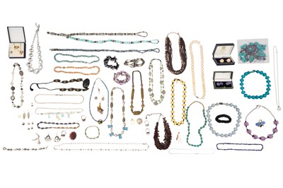 Lot 46 - A GROUP OF COSTUME AND SILVER JEWELLERY