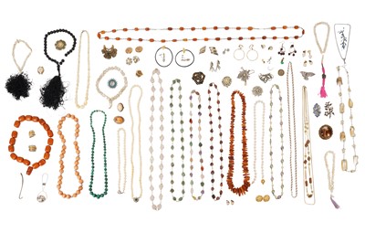 Lot 50 - A LARGE GROUP OF SILVER, COSTUME, AND HARDSTONE SET JEWELLERY