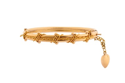 Lot 29 - A HINGED BANGLE