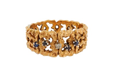 Lot 184 - A SAPPHIRE AND DIAMOND RING