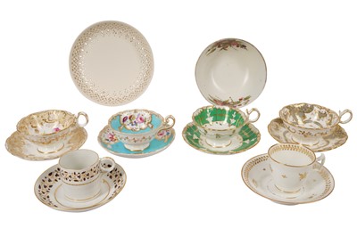 Lot 189 - A GROUP OF CERAMIC ITEMS