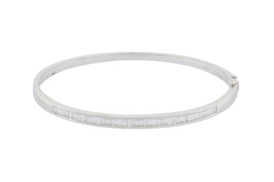 Lot 295 - A DIAMOND BANGLE