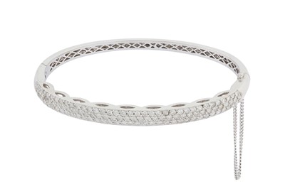 Lot 289 - A DIAMOND BANGLE