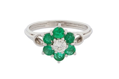 Lot 398 - A DIAMOND AND EMERALD CLUSTER RING