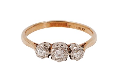 Lot 5 - A DIAMOND RING
