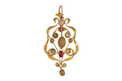 Lot 15 - A GEM-SET PENDANT