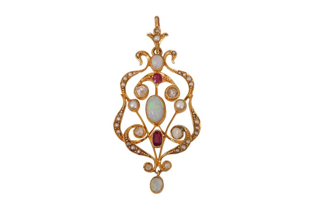 Lot 15 - A GEM-SET PENDANT
