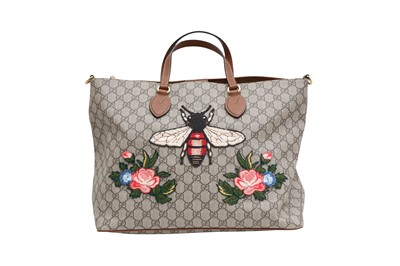 Lot 321 - Gucci Beige GG Supreme Bee Tote